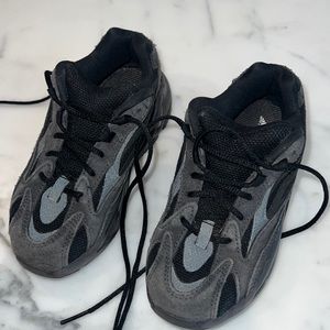 Yeezy Boost 700 V2 Kids 'Vanta 2019 sneakers 11.5 RARE find!